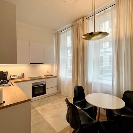 Zentrale Wohlfuehloase Apartment Wina Bagian luar foto