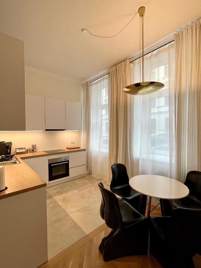 Zentrale Wohlfuehloase Apartment Wina Bagian luar foto
