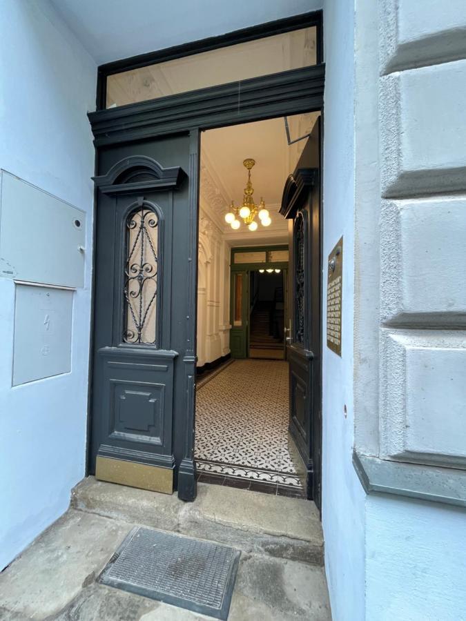 Zentrale Wohlfuehloase Apartment Wina Bagian luar foto
